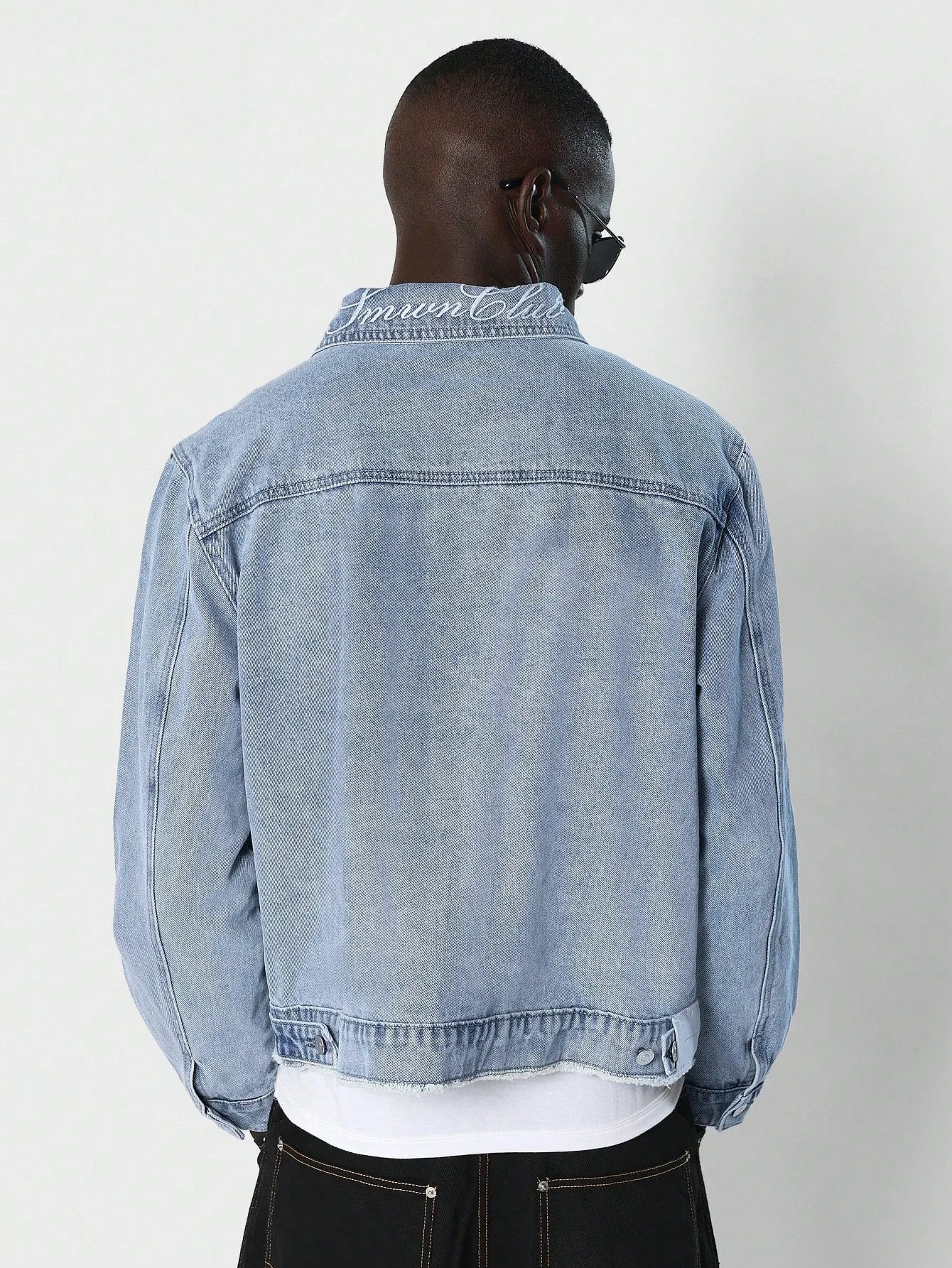 Cropped Denim Jacket With Back Collar Embroidered Print