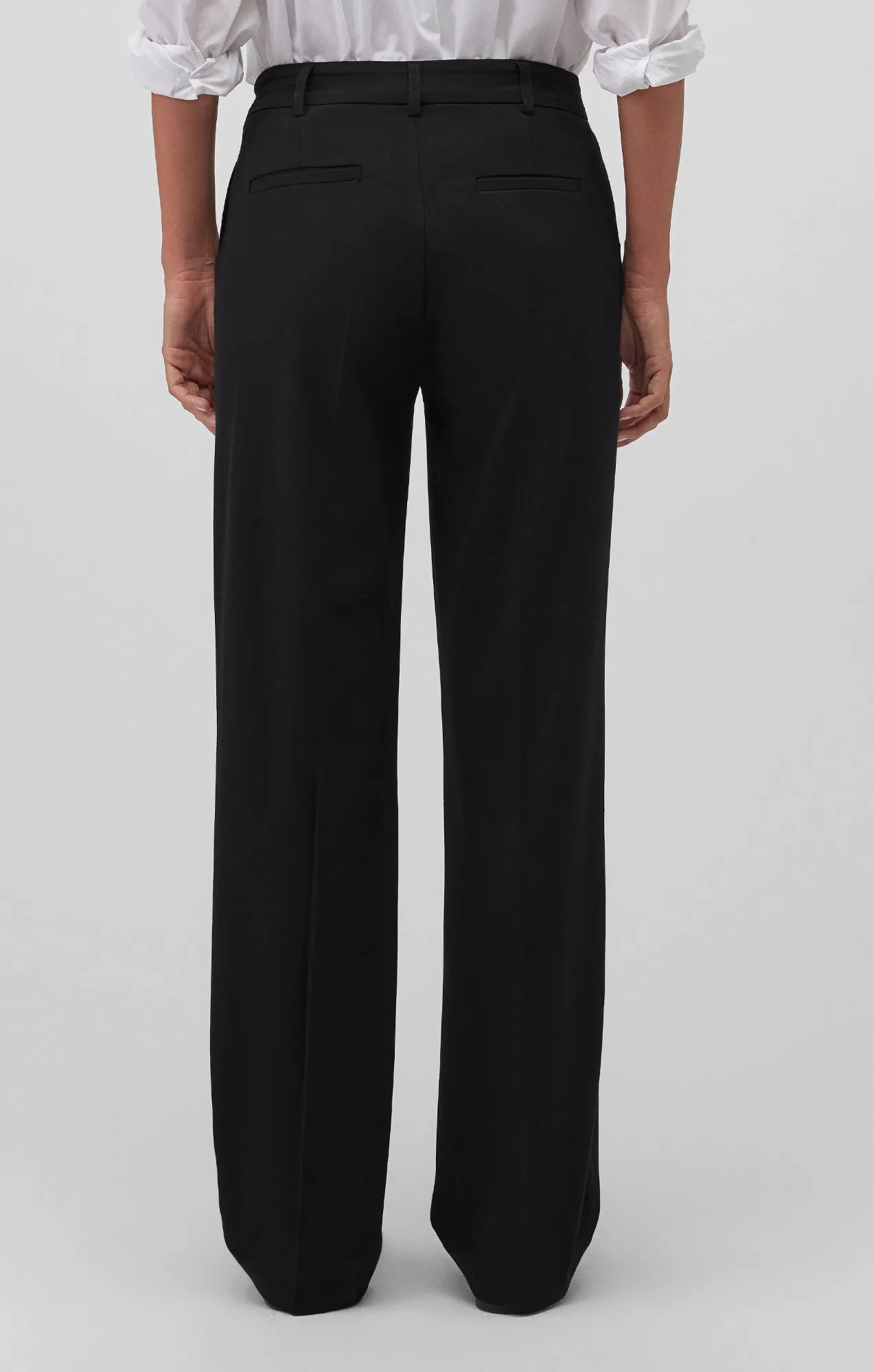 TAILORED STRAIGHT LEG PANTS IN BLACK