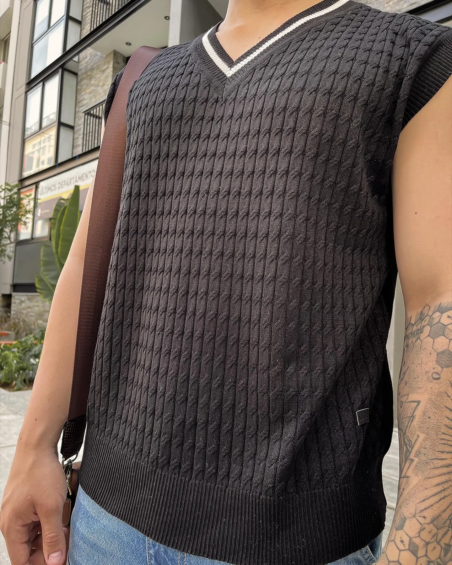 V Neck Knitted Vest - Negro